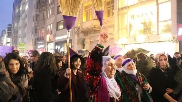 Во многих странах, где 8 марта «отмечают, но не празднуют», — день посвящен не столько подаркам, сколько митингам за права женщин. На скрине Турция — где полицейские нередко дарят цветы случайным женщинам, но массового роста продаж даже все тех же цветов на бытовом уровне нет Во многих странах, где 8 марта «отмечают, но не празднуют», — день посвящен не столько подаркам, сколько митингам за права женщин. На скрине Турция — где полицейские нередко дарят цветы случайным женщинам, но массового роста продаж даже все тех же цветов на бытовом уровне нет